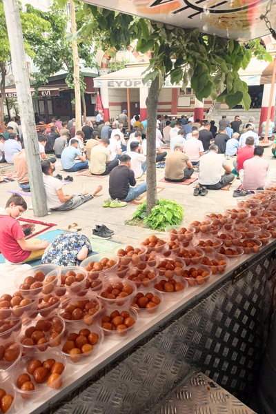 Cuma Lokma Dağıtımı