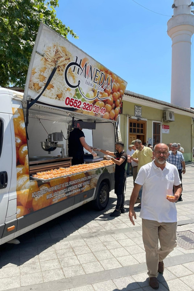 cami çıkışı lokma dağıtımı