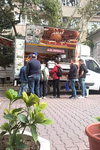Cadde Lokma Dağıtımı