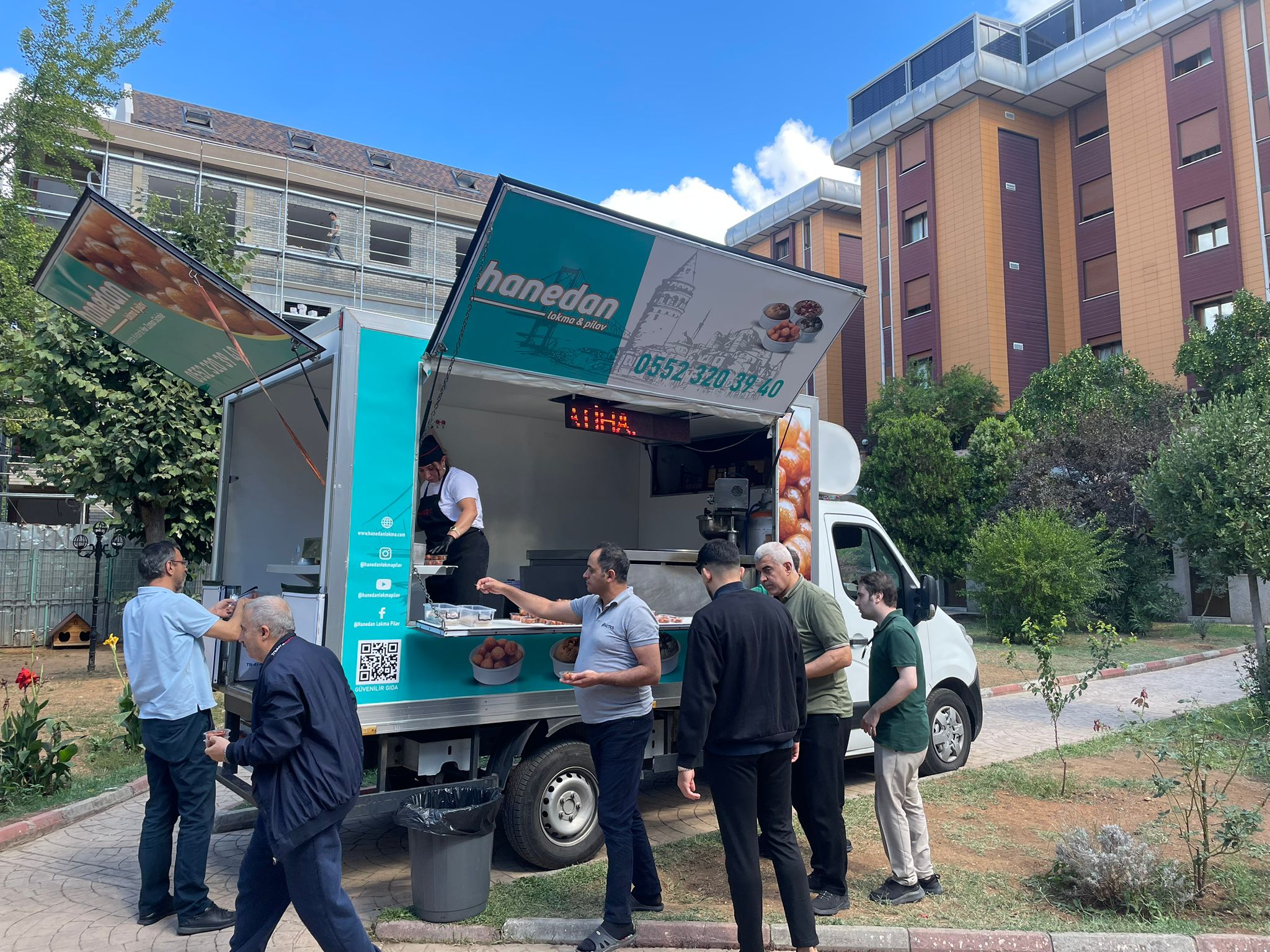 cami çıkışı lokma dağıtımı