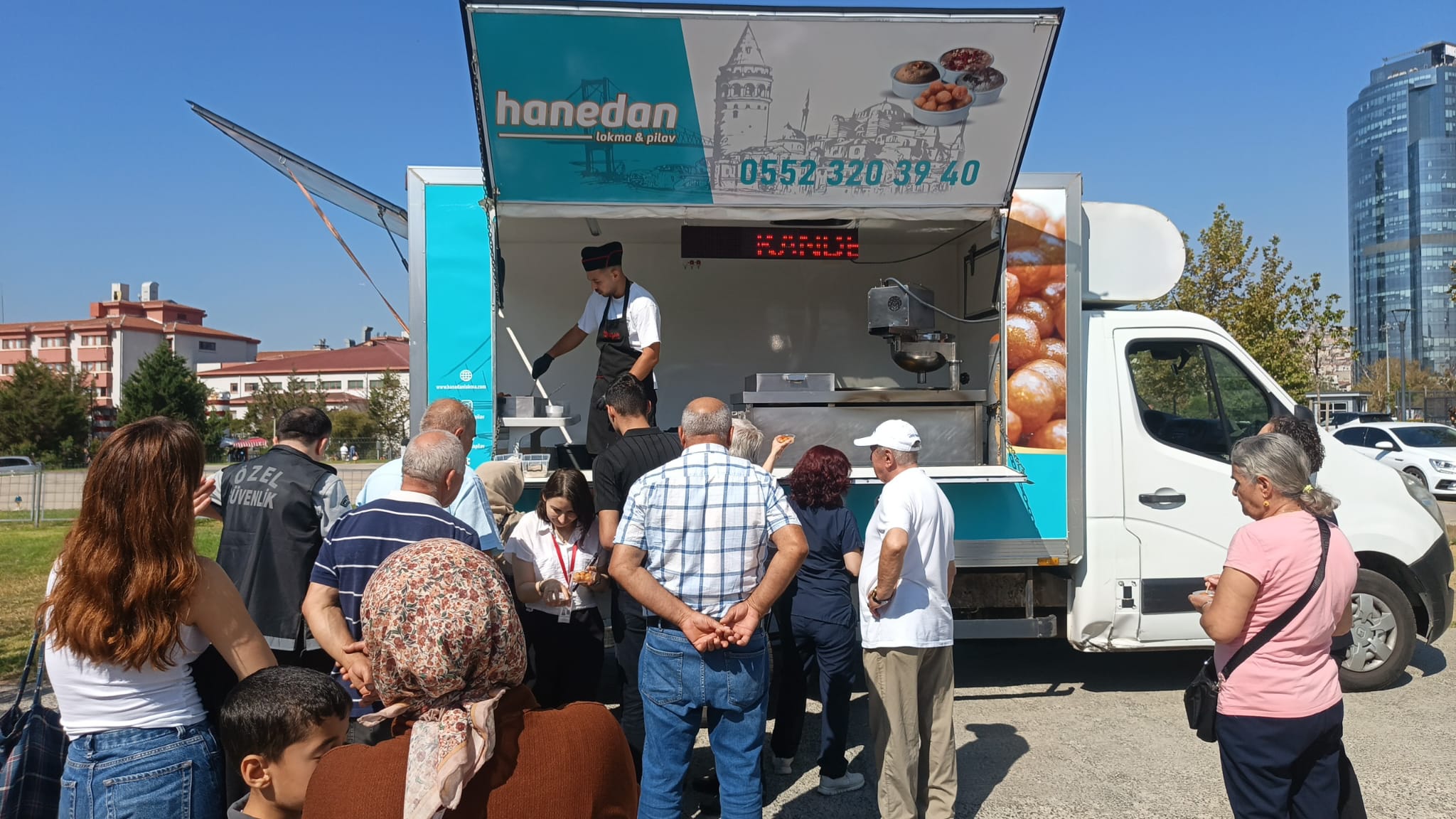 Meydan da Lokma Dağıtımı